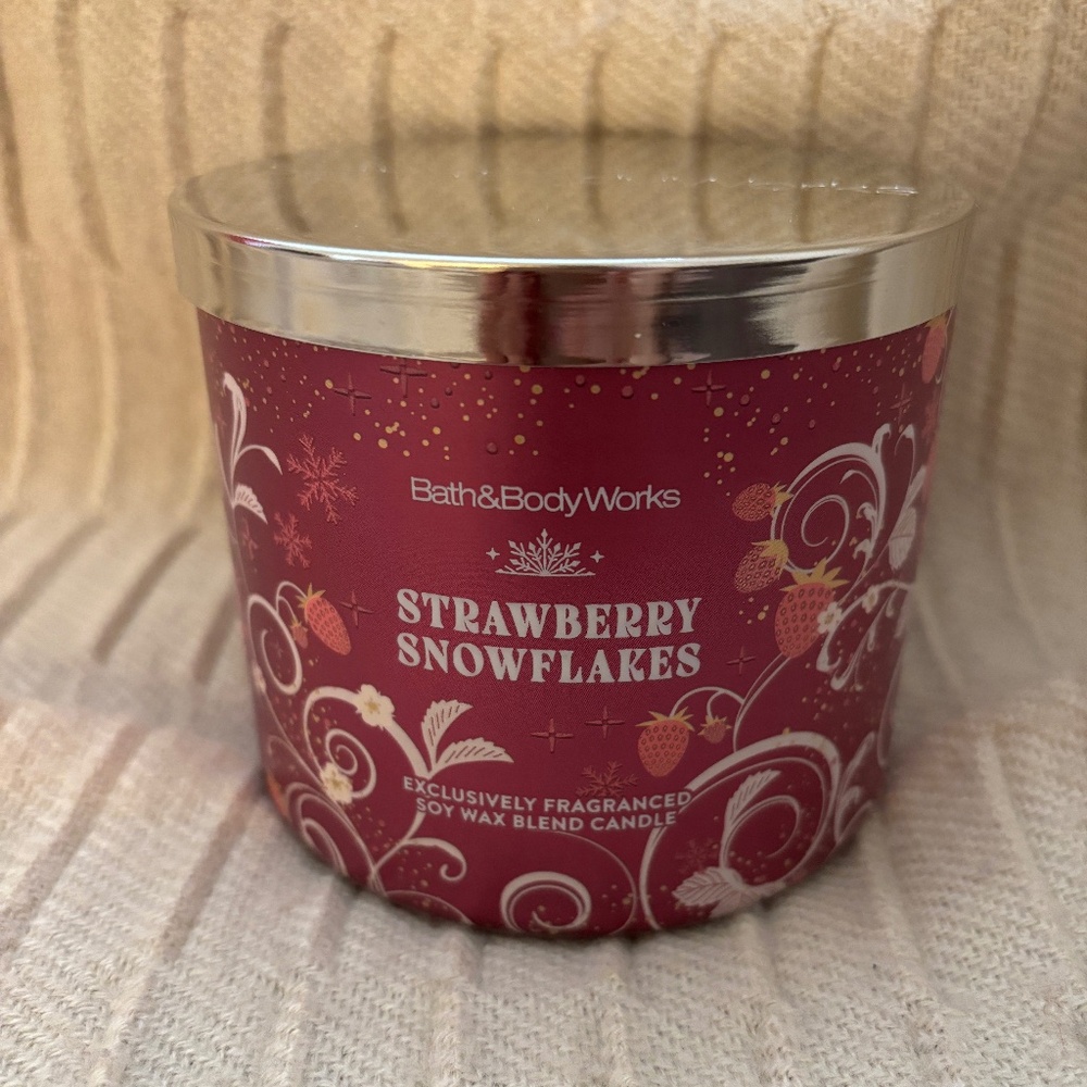 Bath and Body Works Strawberry Snowflakes 14.5 oz Candle